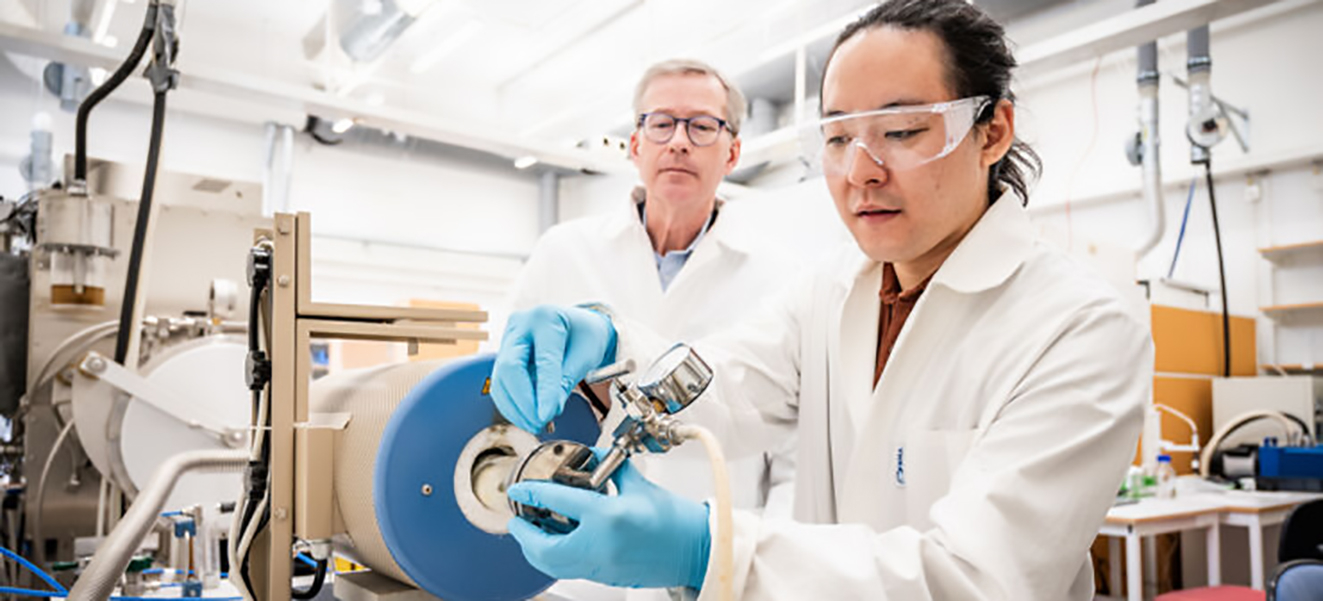 Lars Hultman und Shun Kashiwaya haben hauchdünnes Gold entwickelt. © Universität Linköping, Foto Olov Planthaber